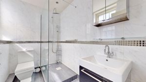 ensuite shower room- click for photo gallery